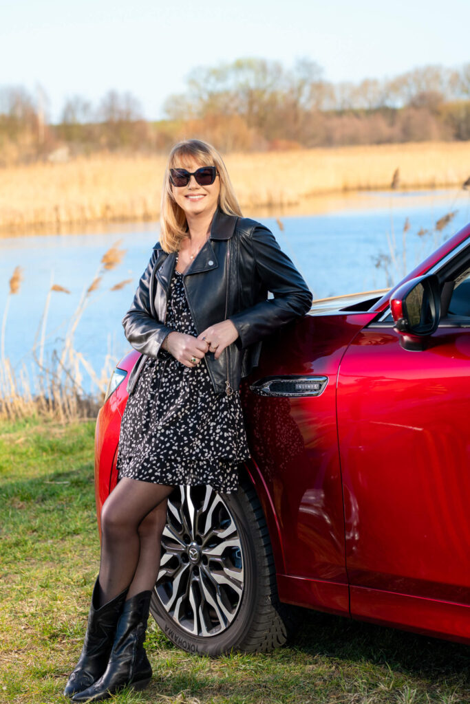 sonia rozniakowska samochod zdjecie czerwony